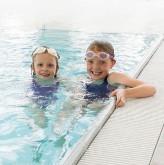 Kinder im Schwimmbecken